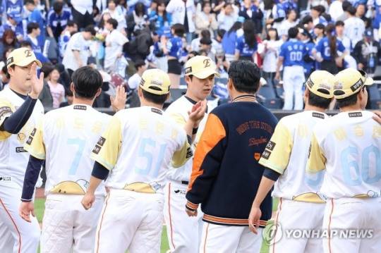 승리를 자축하는 한화 선수들