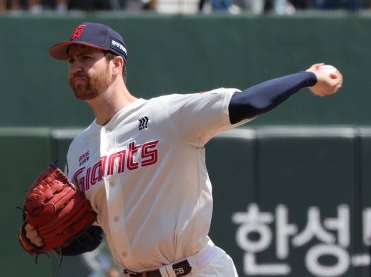 투구하는 롯데 선발 반즈. 사진[연합뉴스]