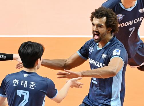 우리카드에서 뛰던 때의 아히(오른쪽). 사진[연합뉴스]