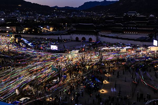 ▲지난 12월28일 저녁 윤석열 탄핵을 촉구하는 시민들이 든 형형색색의 응원봉이 도도한 물결을 이루며 광화문 앞에서 명동까지 행진하는 모습.