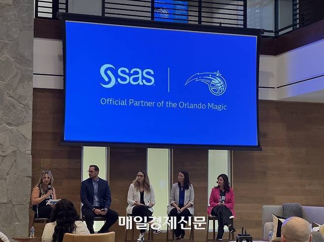 샤논 히스 SAS 기업 커뮤니케이션 디렉터(왼쪽부터), 제이 리올라 올랜도 매직 최고 전략&혁신책임자, 알리 앤더슨 올랜도 매직 비즈니스 전략 부문 시니어 디렉터, 로렌 람비스 올랜도 매직 디지털 마케팅 디렉터, 제니퍼 체이스 SAS 최고마케팅책임자가 6일(현지시간) 미국 플로리다주 올랜도의 올랜도 매직 트레이닝 센터에서 양사의 협력에 대해 소개하고 있다. [사진 = 정호준 기자]