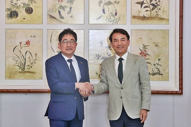 사진 왼쪽부터 권백신 코레일관광개발 대표이사, 김진태 강원특별자치도지사 / 사진 = 코레일관광개발