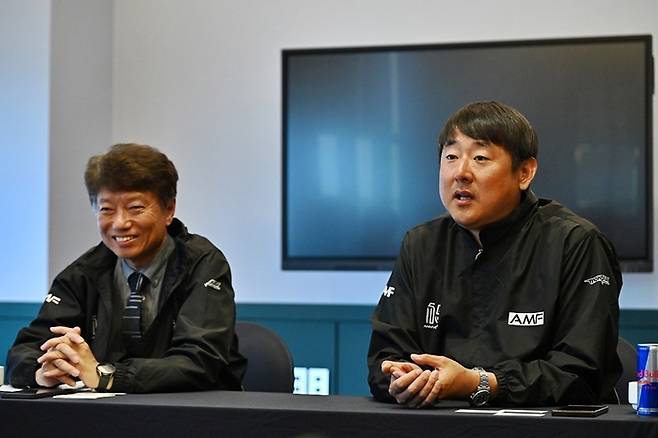 기자들의 질문에 답변하고 있는 한명석 아자대 총장(왼쪽)과 박상현 아자대 교수 [사진제공=한국토요타]