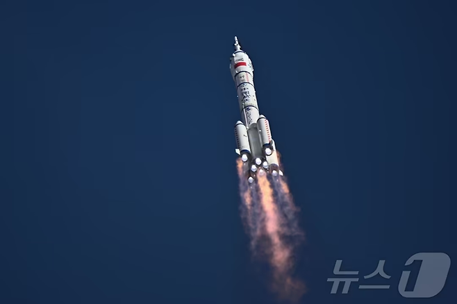 중국 창정-2F 로켓에 실린 유인 우주선 선저우 20호. [AFP = 뉴스 1]