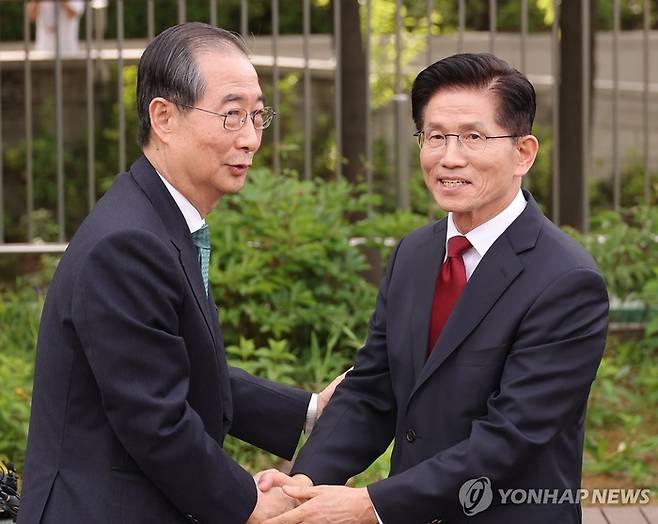 악수하는 한덕수 전 총리와 김문수 국민의힘 대선 후보. [사진출처 = 연합뉴스]