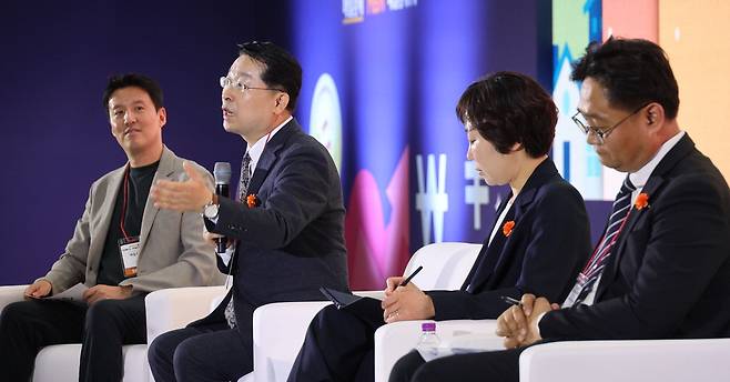 8일 서울 강남구 코엑스에서 열린 '2025 서울머니쇼'에 참석한 손동우 부동산부 기자, 박원갑 KB국민은행 부동산수석전문위원, 권영선 신한은행 부동산투자자문센터 팀장, 최환석 하나은행 부동산투자자문센터 센터장(왼쪽부터)이 부동산 시장전망에 대해 토론하고 있다. 이승환 기자