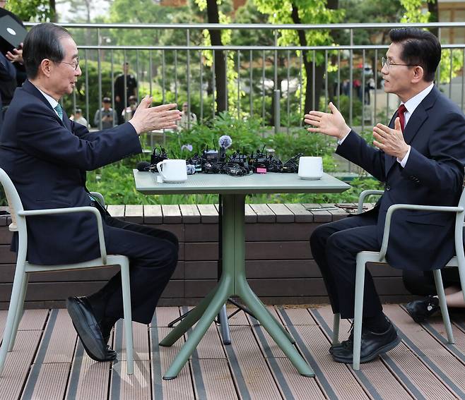 김문수 국민의힘 대선후보(오른쪽)와 한덕수 무소속 후보가 8일 오후 여의도 국회에서 열린 단일화 2차 담판에서 대화하고 있다. 한주형 기자
