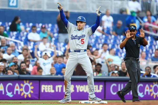 프리먼은 7회 주자 일소 3루타를 터트렸다. 사진= Getty Images/AFP= 연합뉴스 제공