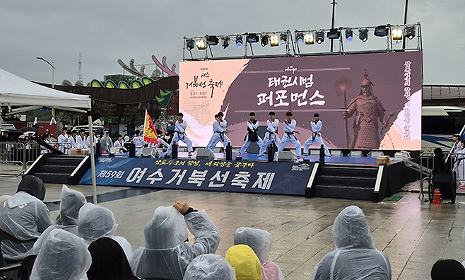 제59회 여수 거북선 축제장 태권도원 상설 공연@전라남도 여수시 이순신광장. 사진=태권도진흥재단