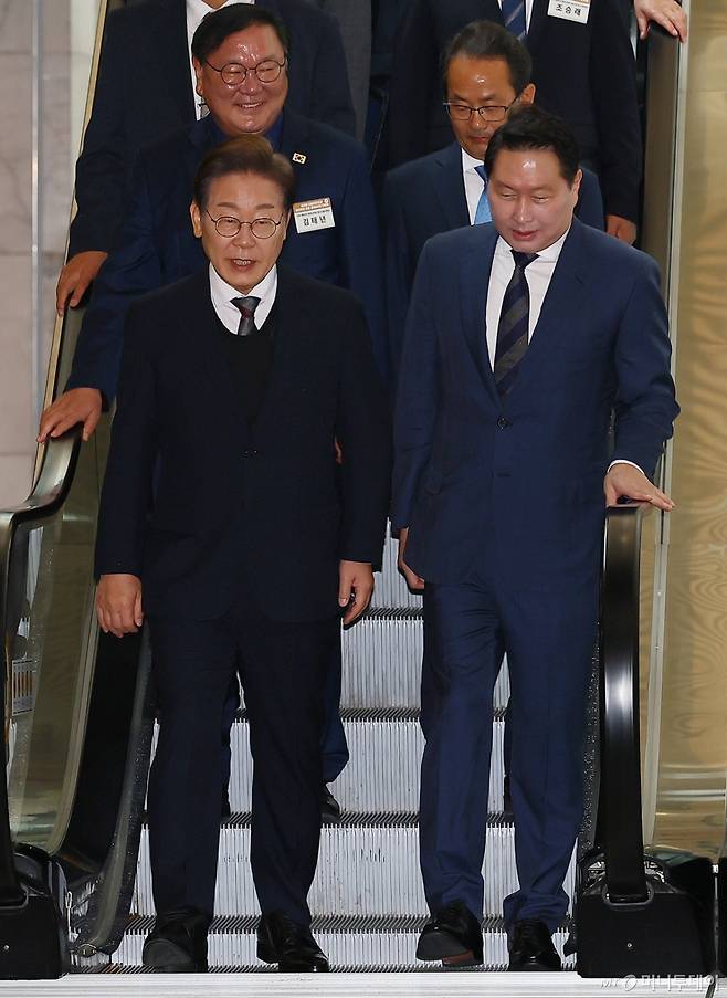 [서울=뉴시스] 국회사진기자단 = 이재명 더불어민주당 대선후보가 8일 오전 서울 중구 대한상공회의소에서 열린 대선후보 초청 경제5단체장 간담회에 최태원 대한상의 회장과 함께 참석하고 있다. 2025.05.08. xconfind@newsis.com /사진=