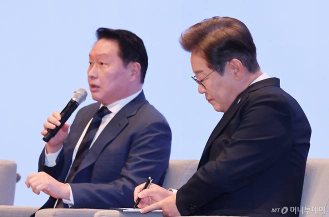 (서울=뉴스1) 국회사진취재단 = 이재명 더불어민주당 대통령선거 후보가 8일 오전 서울 중구 대한상공회의소에서 열린 경제5단체장과 간담회에서 최태원 대한상의 회장의 정책제언을 메모 하고 있다. 2025.5.8/뉴스1  Copyright (C) 뉴스1. All rights reserved. 무단 전재 및 재배포,  AI학습 이용 금지. /사진=(서울=뉴스1) 국회사진취재단