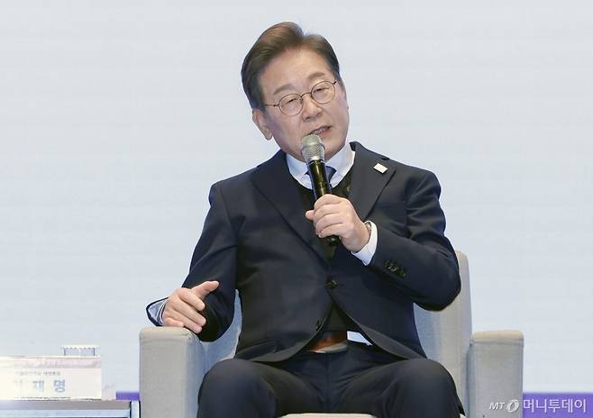 [서울=뉴시스] 국회사진기자단 = 이재명 더불어민주당 대선후보가 8일 서울 중구 대한상공회의소에서 열린 대선후보 초청 경제5단체장 간담회에서 발언하고 있다. 2025.05.08. photo@newsis.com /사진=