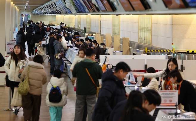 지난 2월 19일 서울 강서구 김포국제공항 국내선 청사가 봄방학 여행 성수기를 맞아 탑승객들로 붐비고 있다. /사진=뉴시스