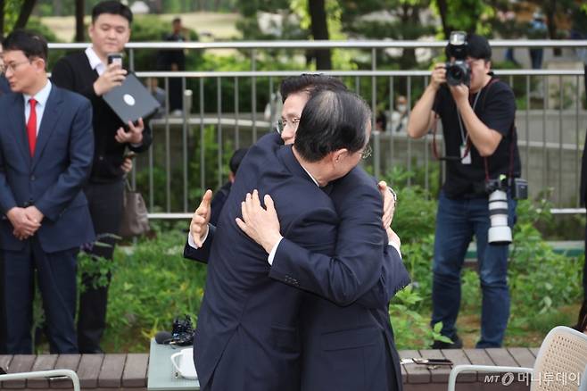 김문수 국민의힘 대통령 후보와 한덕수 무소속 대선 예비후보가 8일 오후 서울 여의도 국회 강변서재에서 '후보 단일화' 회동을 마친 뒤 포옹하고 있다.(공동취재) 2025.5.8/사진=뉴스1 /사진=(서울=뉴스1) 안은나 기자