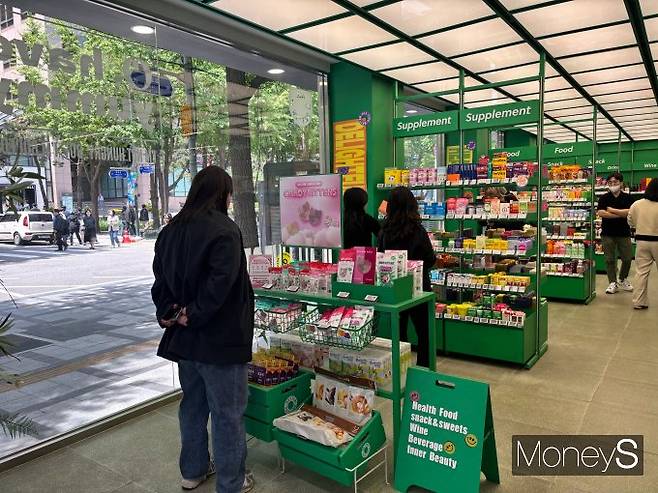 올리브영에 들어가면 코너 한쪽에 건강식품에 관한 칸이 만들어져 있다.사람들이 구매하는 모습을 볼 수 있다./사진=조승희 기자
