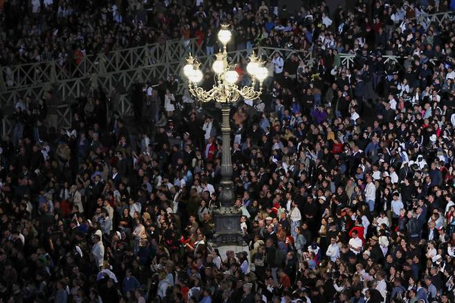 2267대 교황을 선출하는 '콘클라베' 첫 투표에서 새 교황이 선출 불발됐다.사진은 지난7일(현지시각)  콘클라베 첫날 성 베드로 광장에 모인 사람들이 바티칸 시스티나 성당 굴뚝을 바라보는 모습. /사진=로이터/사진=로이터