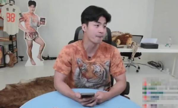 유명 헬스 유튜버 말왕이 몸캠 피싱을 당한 사실을 털어놨다. 사진은 유튜브 라이브 방송 중인 말왕의 모습. /사진=말왕 유튜브 캡처