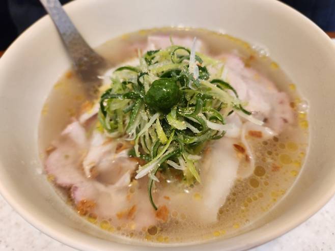 프렌치 느낌이 물씬 풍기는 백랑의 돼지곰탕. /사진=다이어리알