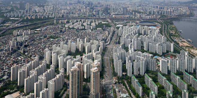 경기 아파트 시장이 일부 회복세를 보이고 있다. 아파트 실거래가도 상승세를 나타냈다. 사진은 롯데월드타워에서 바라본 아파트 모습. /사진=뉴시스