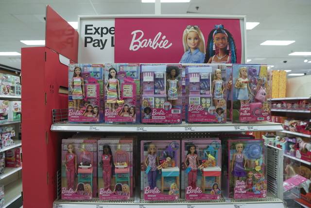 도널드 트럼프 대통령의 “인형을 좀 더 적게 가지면 된다”는 발언의 후폭풍으로 인형 가격이 오르고 있는 가운데 미국 뉴욕 브루클린의 한 마트에 마텔사의 바비인형들이 진열되어 있다. EPA 연합뉴스