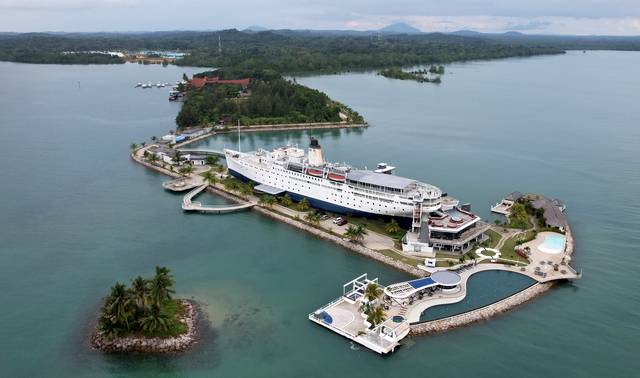 111년 된 배를 호텔로 개조한 선상호텔 ‘둘로스포스’의 모습.