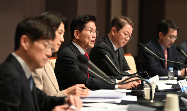 관훈토론회 참석한 金 김문수(오른쪽 세 번째) 국민의힘 대선 후보가 8일 오전 서울 중구 한국프레스센터에서 열린 관훈토론회에서 발언하고 있다. 박윤슬 기자