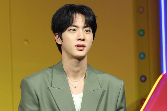 그룹 방탄소년단의 진이 지난 4월 15일 서울 종로구 JW메리어트동대문스퀘어서울에서 열린 넷플릭스 예능 ‘대환장 기안장’제작발표회에서 질문을 듣고 있다. 연합뉴스