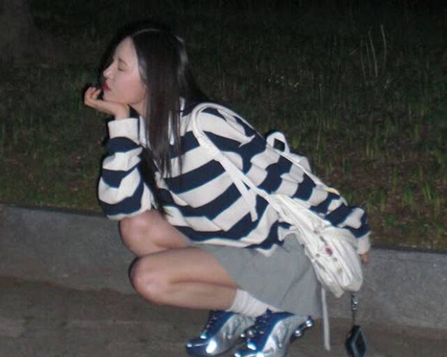 선미가 어두운 밤거리에서도 빛나는 피부를 보여줬다. / 선미 SNS 캡처