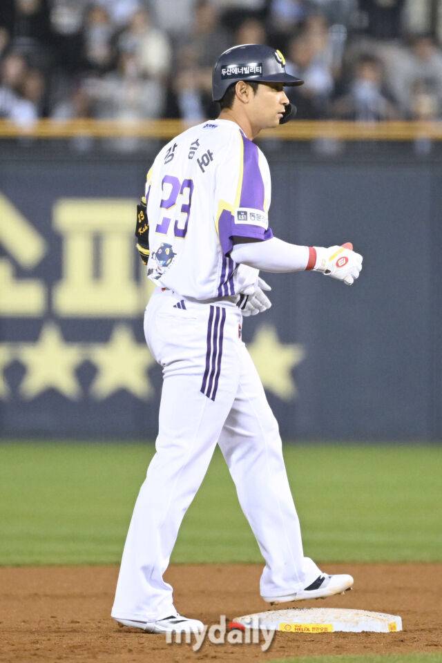 7일 서울 잠실야구장에서 열린 '2025 신한 SOL BANK KBO리그' LG 트윈스와 두산 베어스 경기.두산 강승호가 6회말 무사 만루에서역전 2타점 2루타를 친 후 베이스를 밟고 있다./잠실=한혁승 기자