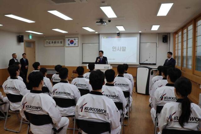 인사말하는 이동섭 원정(위). /국기원 제공