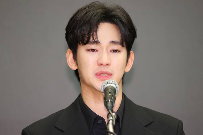 배우 김수현이 31일 오후 서울 마포구 스탠포드 호텔에서 미성년자였던 배우 고 김새론과 교제했다는 의혹과 관련해 입장발표 기자회견을 하고 있다. [연합]