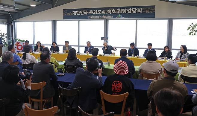 유인촌 문화체육관광부 장관이 7일 강원도 속초시 칠성조선소에서 ‘대한민국 문화도시 간담회’를 하고 있다. [문화체육관광부]