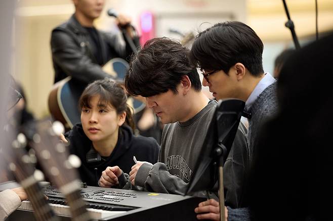 뮤지컬 ‘원스’ 이중민 악기 테크니션(오른쪽), 서강희 음악조감독 [신시컴퍼니 제공]