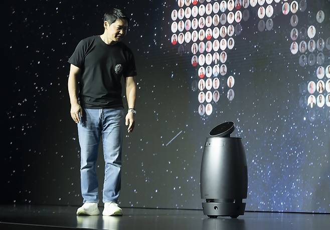 최성환 SK네트웍스 사업총괄 사장 겸 나무엑스 EA(경영자문)가 지난달 23일 웰니스 로봇을 시연하고 있다. [SK네트웍스 제공]