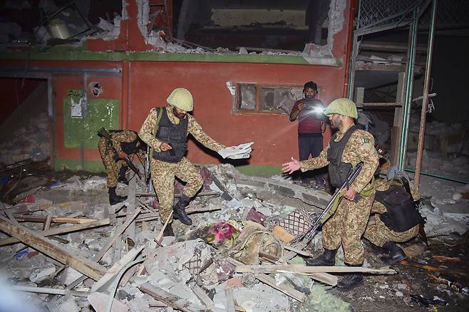 7일(현지시간) 파키스탄 수도 무자파라바드 인근에서 군인들이 인도 미사일 공격으로 추정되는 건물을 점검하고 있다. [AP]