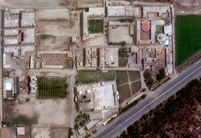 7일(현지시간) 파키스탄 펀자브 주 바하왈푸르 외곽에서 인도군의 공격으로 손상된 자미아 마스지드 수반 알라 영지 모습. [AFP]