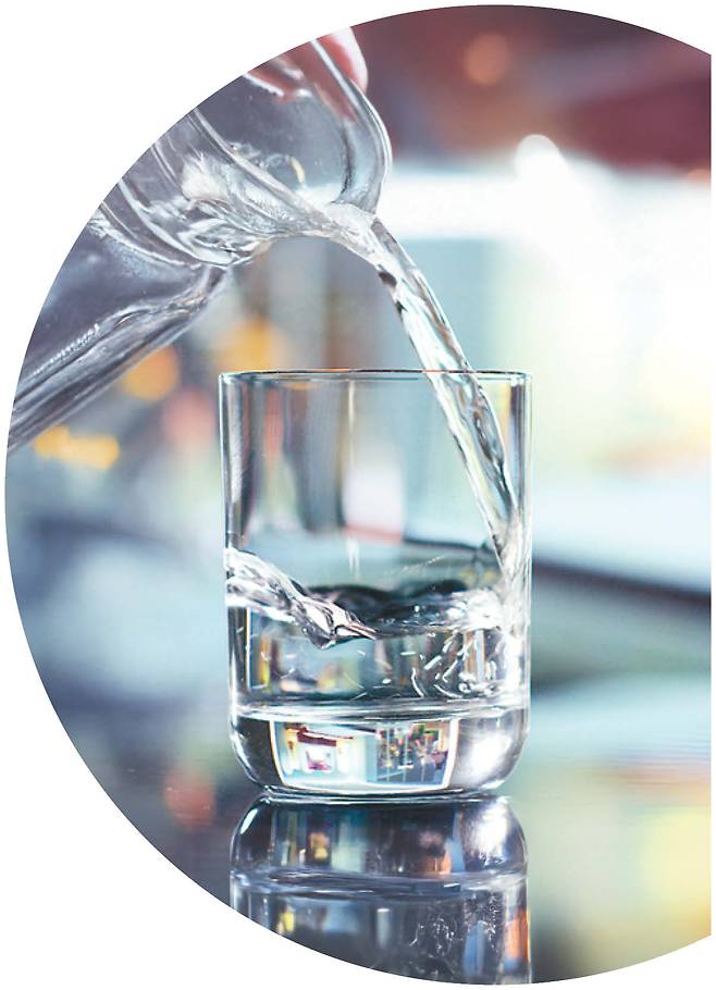 일어나서 마시는 물 한잔은 뇌를 깨우고 장 운동과 활기를 주는 등 건강에 이롭다.