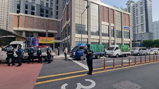 운암모아엘가 유치권 갈등은 당분간 지속될 예정이다. 시행사측은 건조물침입, 업무방해, 재물손해 등으로 법적조치를 예고했다. 서인주 기자