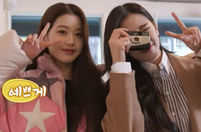 아이브 장원영, 안유진이 카페에서 사진을 촬영하고 있는 모습. [MBC 유튜브 갈무리]