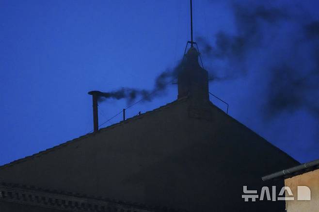 [바티칸=AP/뉴시스] 7일(현지 시간) 오후 9시께 바티칸 시스티나 성당 굴뚝에서 교황 선출 불발을 알리는 검은 연기가 피어오르고 있다. 이날 제267대 교황을 선출하는 추기경들의 비밀회의 '콘클라베' 첫 투표가 실시됐다. 2025.05.08