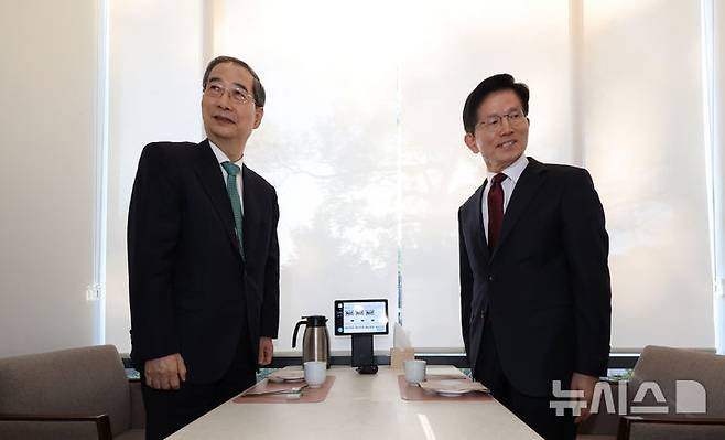 [서울=뉴시스] 고승민 기자 = 김문수 국민의힘 대선 후보와 한덕수 무소속 대선 후보가 7일 서울 종로구의 한 식당에서 단일화 관련 회동을 하고 있다. (공동취재) 2025.05.07. photo@newsis.com