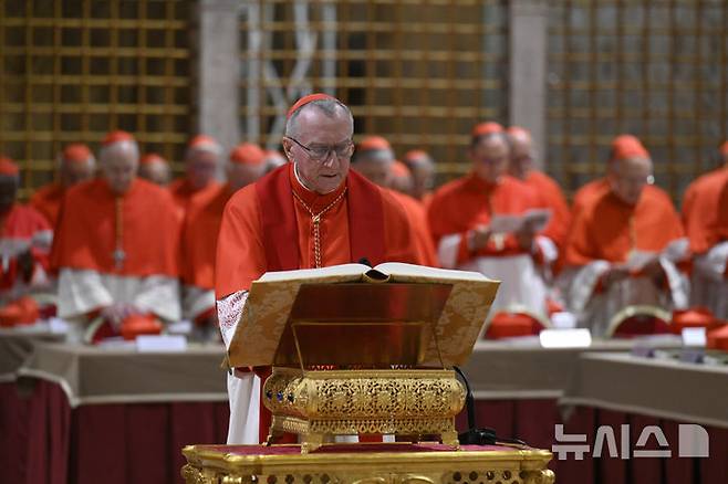 <font style="vertical-align: inherit;"><font style="vertical-align: inherit;">[바티칸=AP/뉴시스] 피에트로 파롤린 추기경이 7일(현지 시간) 바티칸 시스티나 성당에서 열린 제267대 교황을 선출하는 콘클라베에서 발언하고 있다. 2025.05.08.</font></font>