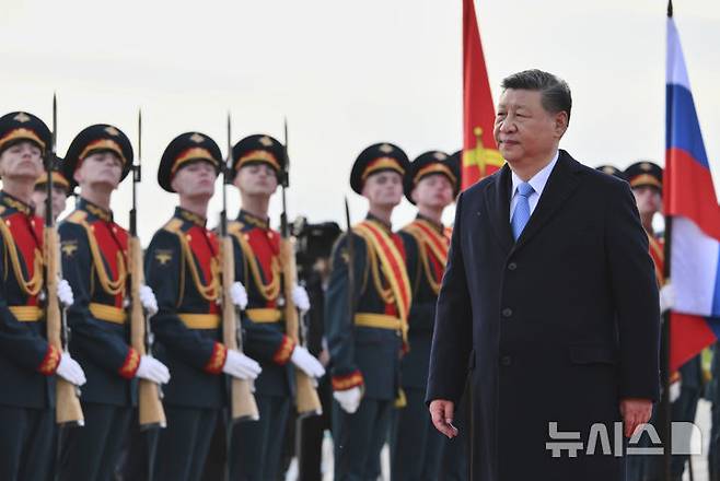 [모스크바=AP/뉴시스] 시진핑 중국 국가주석이 7일(현지 시간) 러시아 모스크바 브누코보 공항에 도착해 러시아 의장대 앞을 지나고 있다. 시 주석은 러시아의 제2차 세계대전 전승절 80주년 기념식 참석차 러시아를 방문했으며 블라디미르 푸틴 대통령과 회담할 예정이다. 2025.05.08.