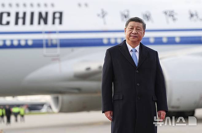 [모스크바=AP/뉴시스] 시진핑 중국 국가주석이 7일(현지 시간) 러시아 모스크바 브누코보 공항에 도착해 인사하고 있다. 시 주석은 러시아의 제2차 세계대전 전승절 80주년 기념식 참석차 러시아를 방문했으며 블라디미르 푸틴 대통령과도 회담할 예정이다. 2025.05.08.