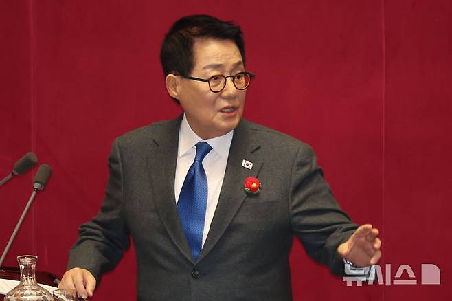 [서울=뉴시스] 권창회 기자 = 박지원 더불어민주당 의원이 지난 2월 13일 오후 서울 여의도 국회에서 열린 제422회 국회(임시회) 제5차 본회의 경제 분야 대정부 질문에서 여당 의원들의 항의에 설전을 벌이고 있다. 2025.02.13. kch0523@newsis.com