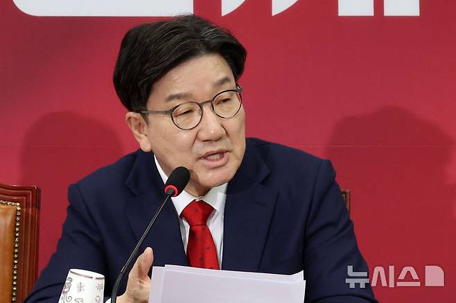 [서울=뉴시스] 조성우 기자 = 권성동 국민의힘 원내대표가 8일 오전 서울 여의도 국회에서 열린 비상대책위원회의에서 발언하고 있다. 2025.05.08. xconfind@newsis.com