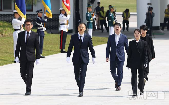 [서울=뉴시스] 박주성 기자 = 김상욱 국민의힘 의원이 8일 오전 서울 동작구 국립서울현충원을 참배하고 있다. 이날 김상욱 의원은 국민의힘을 탈당했다. 2025.05.08. park7691@newsis.com