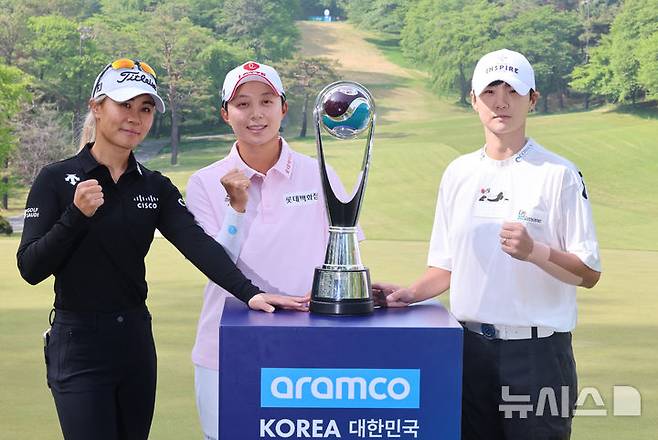 [고양=뉴시스] 전진환 기자 = 8일 오전 경기도 고양시 뉴코리아 컨트리클럽에서 열린 아람코 코리아 챔피언십 포토콜에서 다니엘 강(왼쪽부터), 김효주, 박성현이 포즈를 취하고 있다. 2025.05.08.  amin2@newsis.com