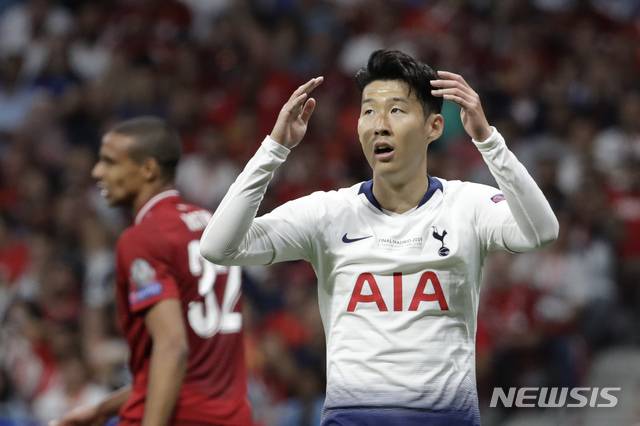【마드리드=AP/뉴시스】토트넘의 손흥민이 1일(현지시간) 스페인 마드리드의 에스타디오 메트로폴리타노에서 열린 2018-19 UEFA 챔피언스리그 리버풀(잉글랜드)과의 결승전에 선발 출전해 득점 기회를 놓치며 아쉬워하고 있다.손흥민은 풀타임을 뛰며 분전했으나 득점하지 못했고 토트넘은 0-2로 패해 준우승했다. 손흥민은 맨체스터 유나이티드의 박지성에 이어 역대 두 번째로 챔피언스리그 결승에 출전한 한국인 선수로 기록됐다. 2019.06.02.