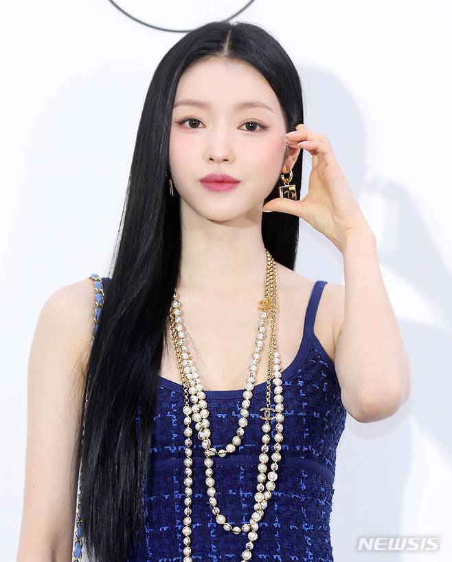 [서울=뉴시스] 김혜진 기자 = 그룹 오마이걸 유아가 23일 오후 서울 성동구 인근에서 열린 샤넬 루쥬 알뤼르 팝업 행사에서 포즈를 취하고 있다. 2024.04.23. jini@newsis.com